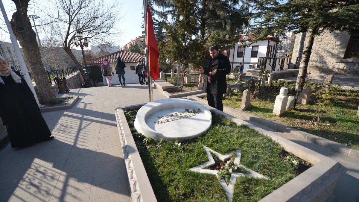 A man prays at the grave of late Turkish politician Muhsin Yazıcıoğlu at Taceddin Dergahı, Ankara, Türkiye, May 15, 2018. (Shutterstock Photo)