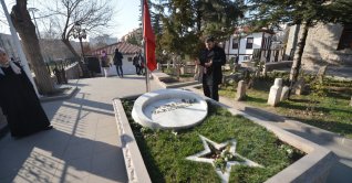 A man prays at the grave of late Turkish politician Muhsin Yazıcıoğlu at Taceddin Dergahı, Ankara, Türkiye, May 15, 2018. (Shutterstock Photo)