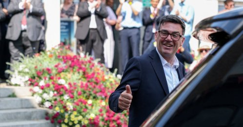 Newly elected leader of Britain's Labour Party Andy Burnham gives a thumbs-up following his first engagement as leader, in Gravesend, Kent, U.K., July 17, 2026. (Reuters Photo)