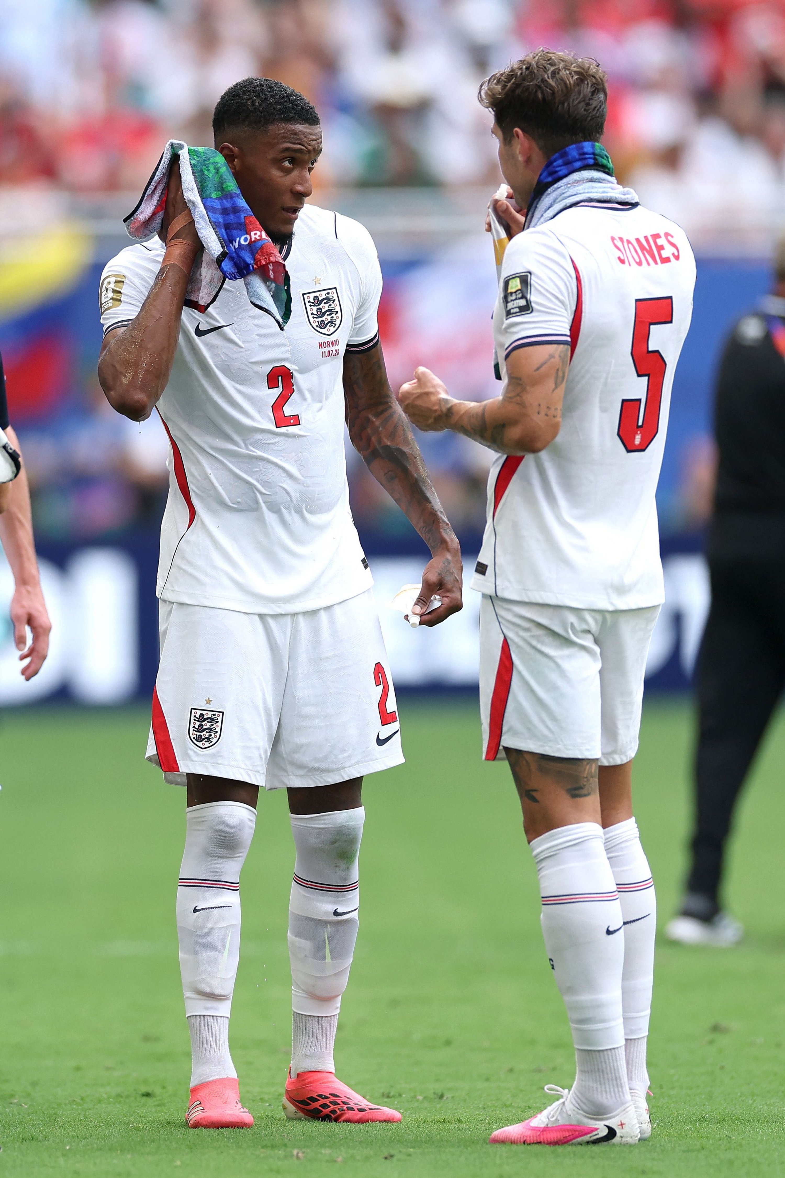 England's Ezri Konsa and John Stones cool off during a hydration break in the FIFA World Cup 2026 quarterfinal against Norway, in Miami Gardens, Florida, July 11, 2026. (AFP Photo)