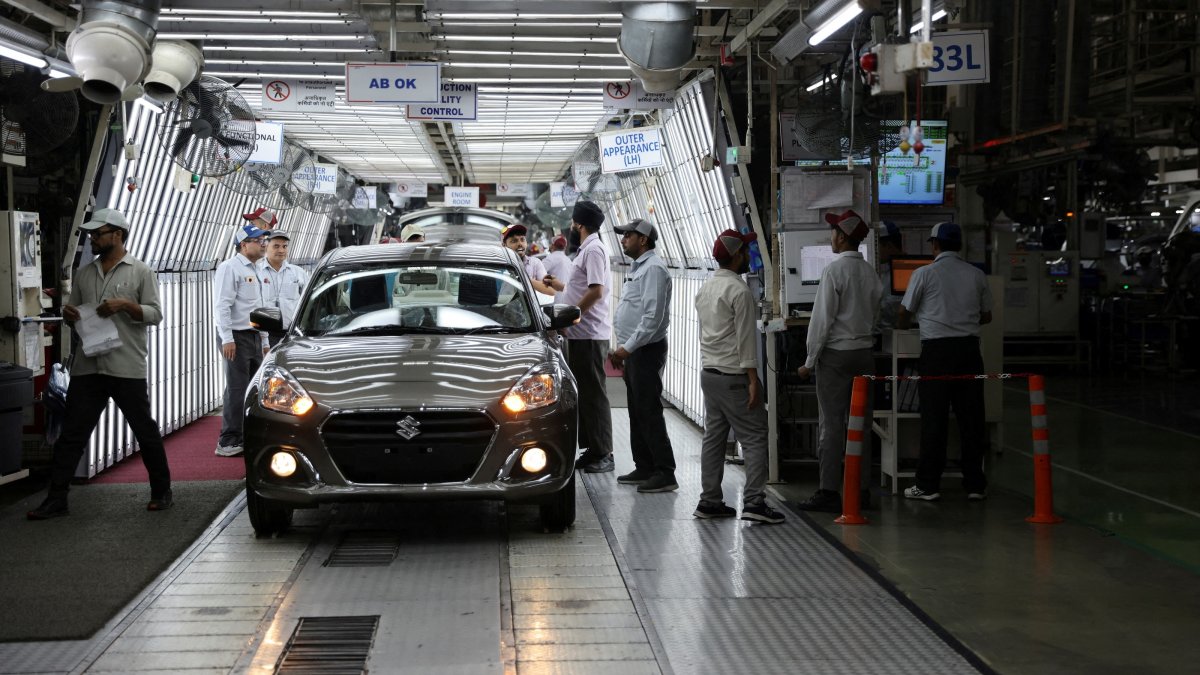 Employees check a fully assembled car at the manufacturing plant of Maruti Suzuki in Manesar, northern state of Haryana, India, Sept 26, 2023. (Reuters Photo)