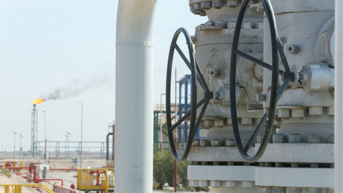 A gas flare burns at the Rumaila oil field, amid nationwide output cuts following the closure of the Strait of Hormuz, Basra, Iraq, March 4, 2026. (Reuters Photo)