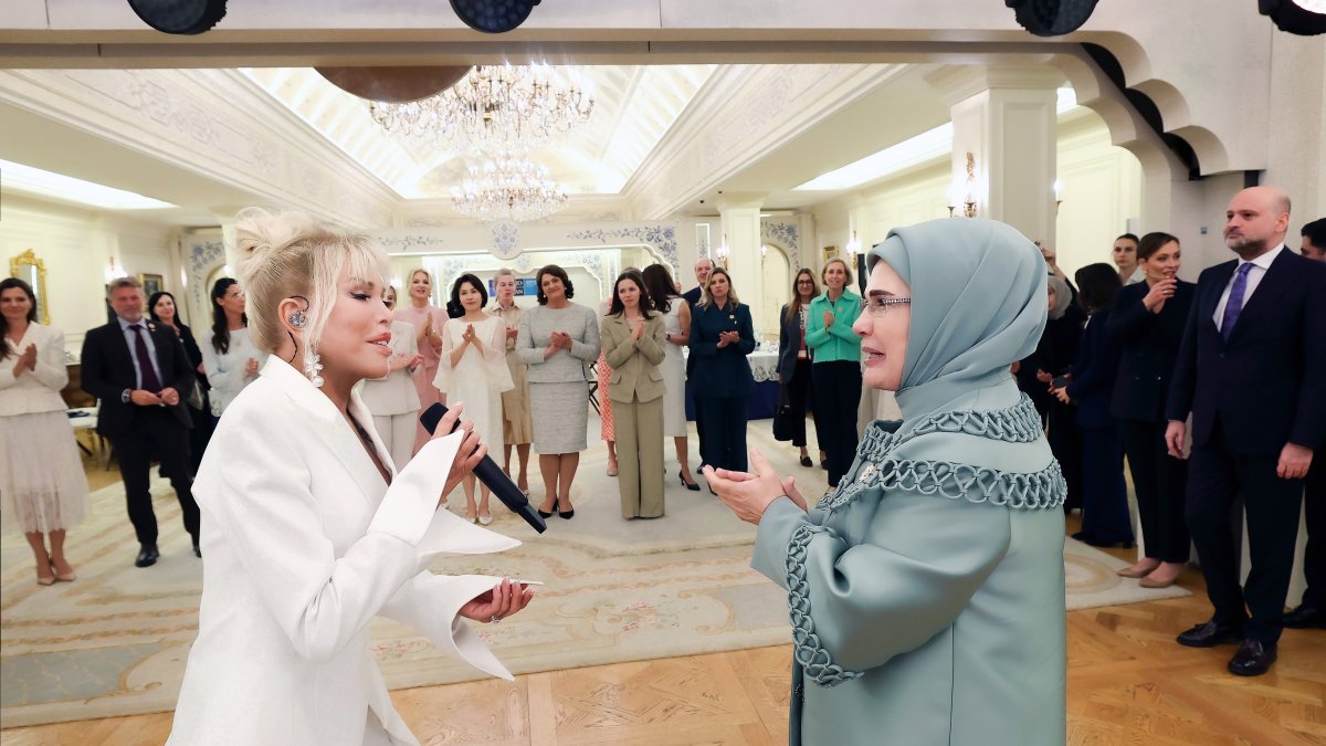 Renowned singer Ajda Pekkan performs during a special dinner hosted by First Lady Emine Erdoğan at the 36th NATO Summit. (Photo courtesy of Hakan Uç)