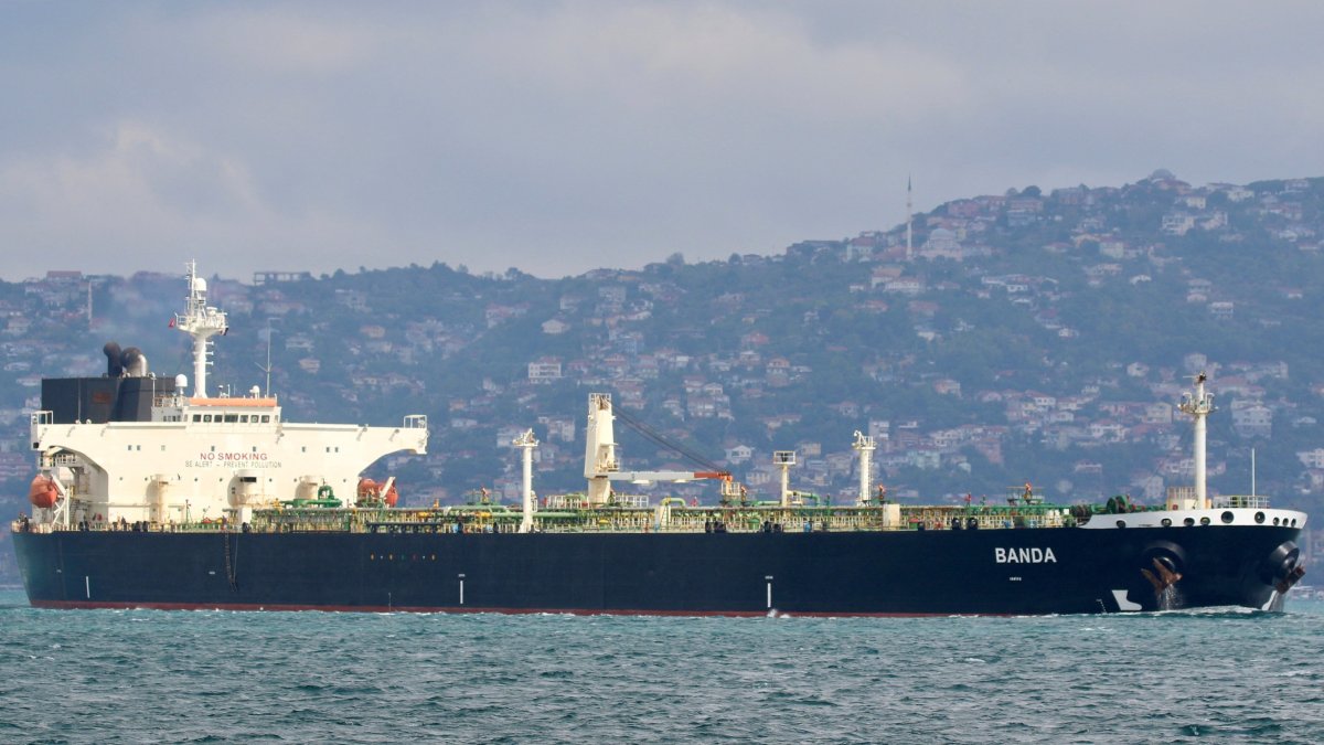 Liberian-flagged crude oil tanker Banda transits Bosporus in Istanbul, Türkiye, September 26, 2025. (Reuters Photo) 