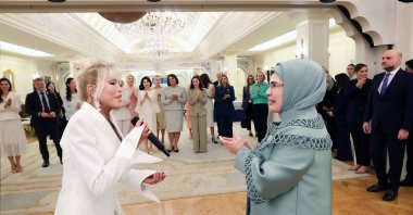 Renowned singer Ajda Pekkan performs during a special dinner hosted by First Lady Emine Erdoğan at the 36th NATO Summit. (Photo courtesy of Hakan Uç)