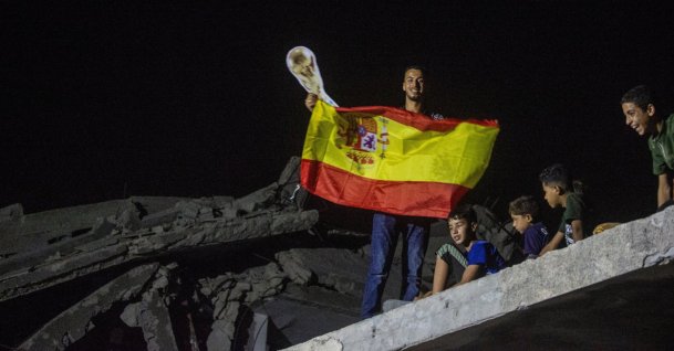 A Palestinian football fan holds a Spain flag while watching the 2026 FIFA World Cup final match between Argentina and Spain, in the al-Faluja area, north of Jabalia, northern Gaza Strip, Palestine, July 19, 2026. (EPA Photo)
