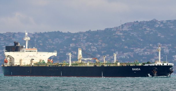 Liberian-flagged crude oil tanker Banda transits Bosporus in Istanbul, Türkiye, September 26, 2025. (Reuters Photo) 