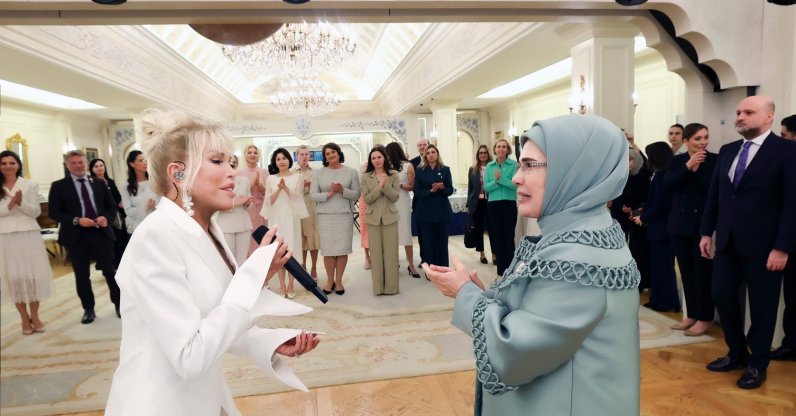 Renowned singer Ajda Pekkan performs during a special dinner hosted by First Lady Emine Erdoğan at the 36th NATO Summit. (Photo courtesy of Hakan Uç)