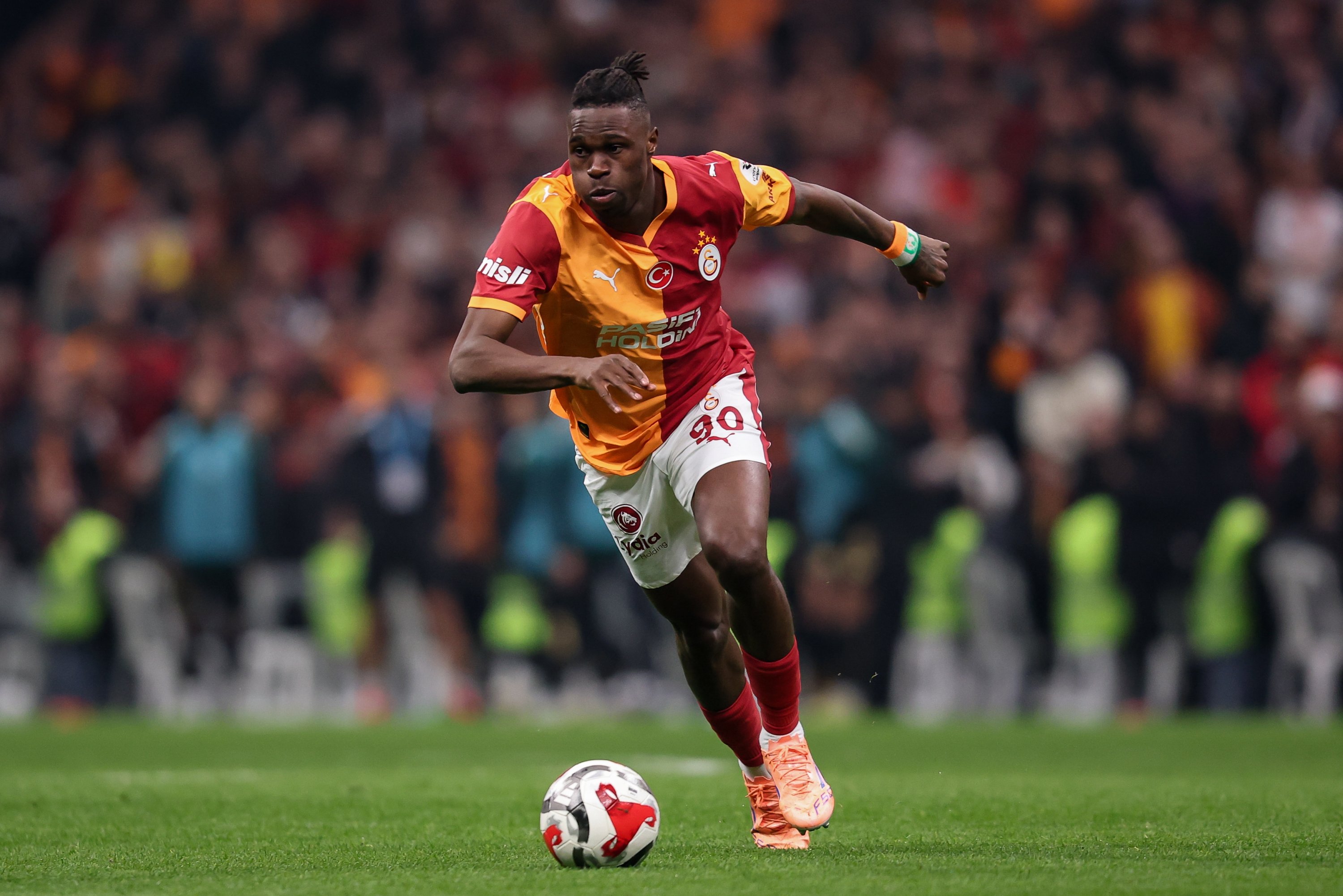Galatasaray split over Singo’s future as Inter, Napoli weigh move