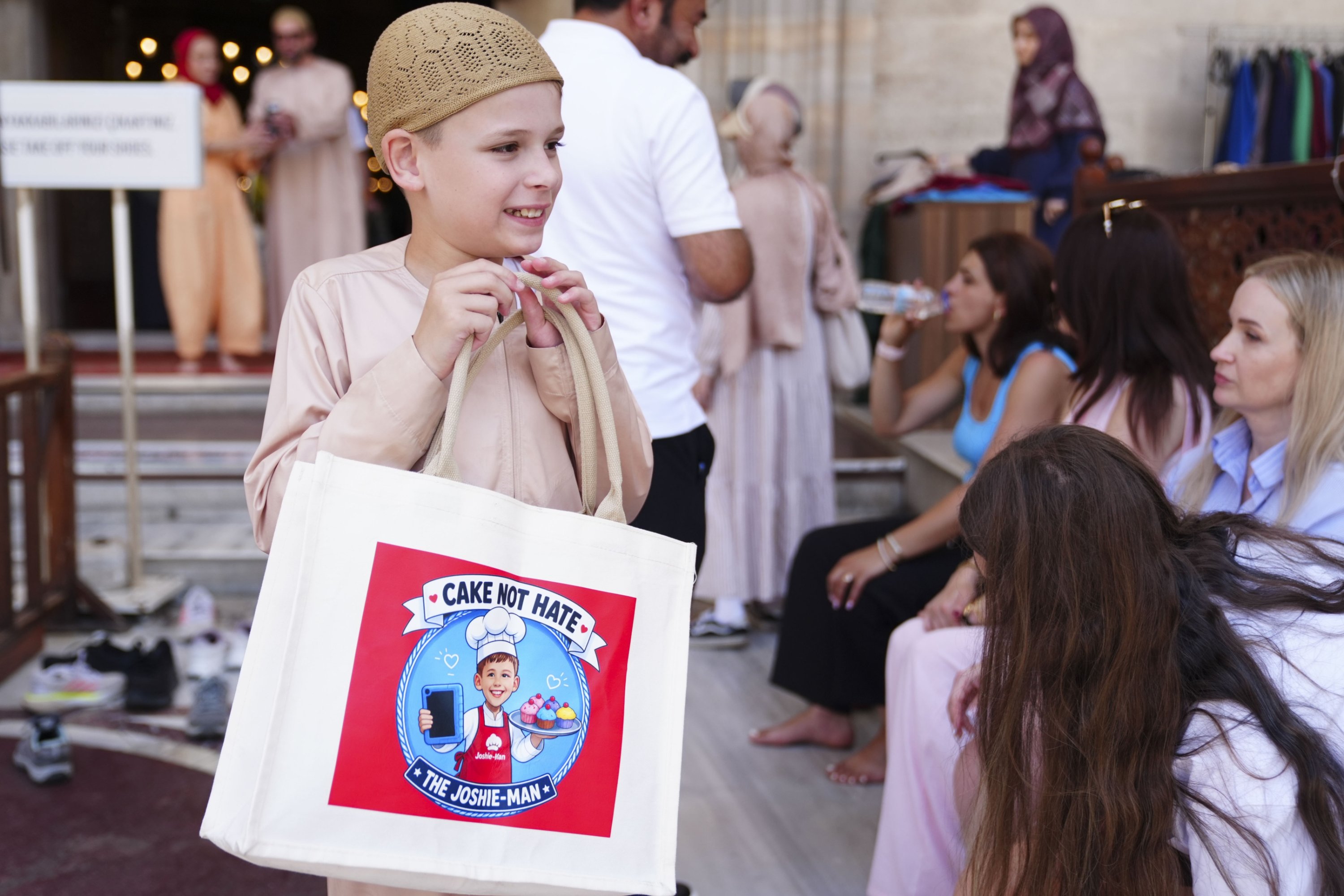 British boy spreads anti-Islamophobia message in Istanbul
