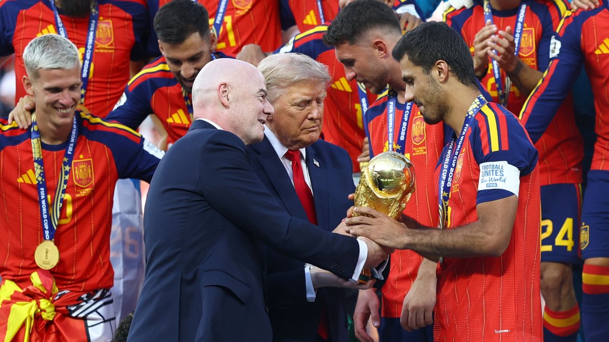 U.S. President Donald Trump (C) and FIFA President Gianni Infantino hand the World Cup trophy to Spain's Rodri ahead of the trophy lift at New York New Jersey Stadium, East Rutherford, U.S., July 19, 2026. (Reuters Photo)