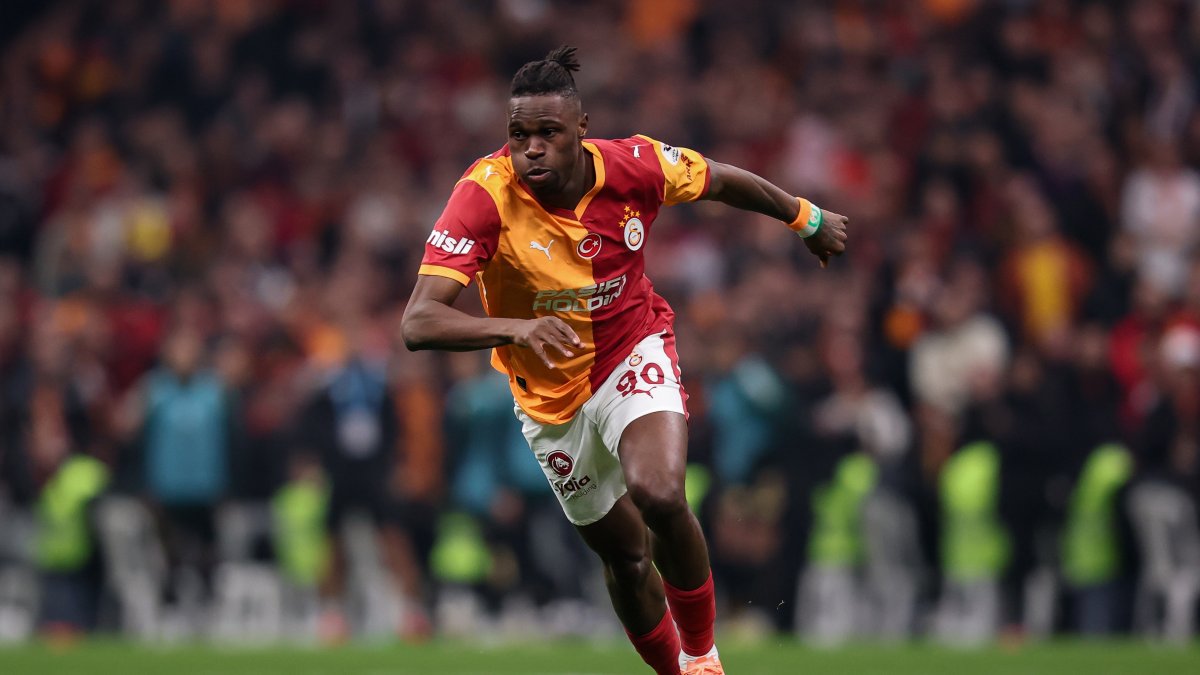 Galatasaray's Wilfried Singo controls the ball during the Süper Lig match against Kocaelispor at RAMS Park Stadium, Istanbul, Türkiye, April 12, 2026. (Getty Images Photo)