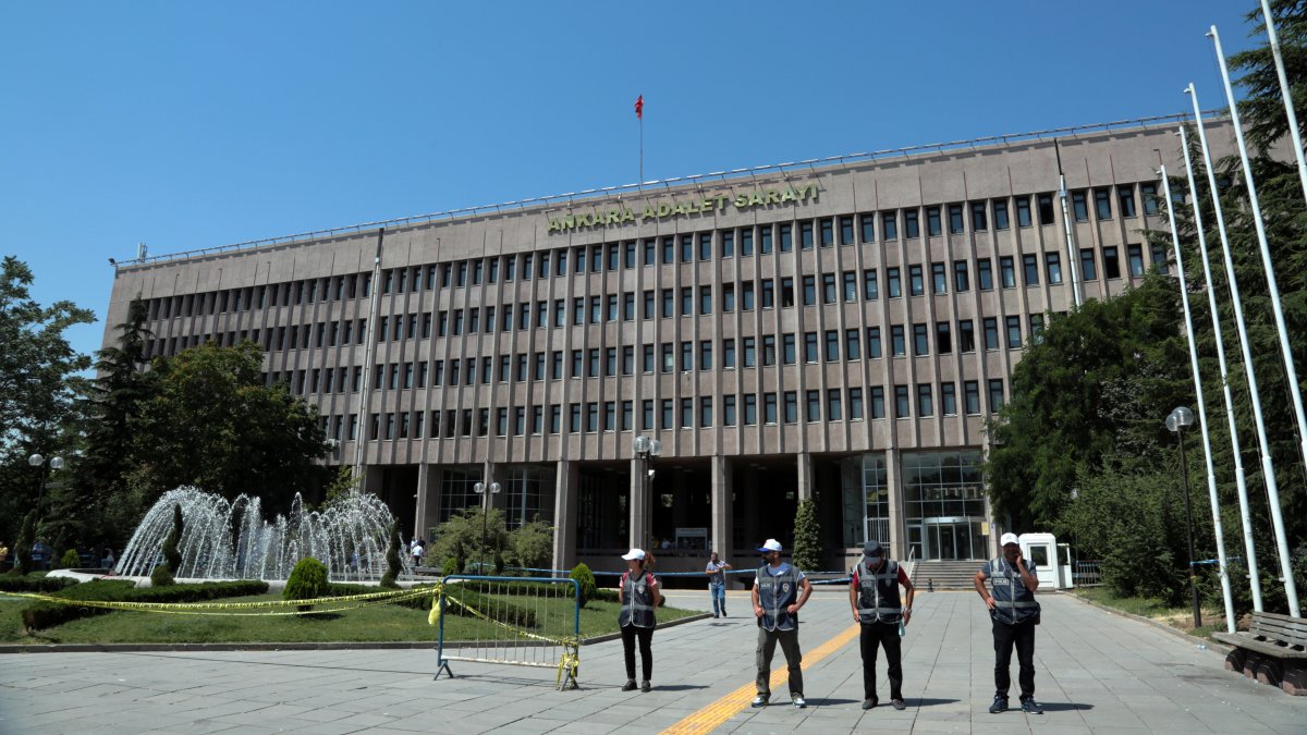 Turkish security officers stand outside a courthouse, Ankara, Türkiye, July 18, 2016. (AP Photo)