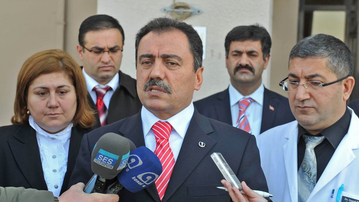 Muhsin Yazıcıoğlu speaks to journalists, Ankara, Türkiye, Jan. 15, 2009. (Shutterstock Photo)