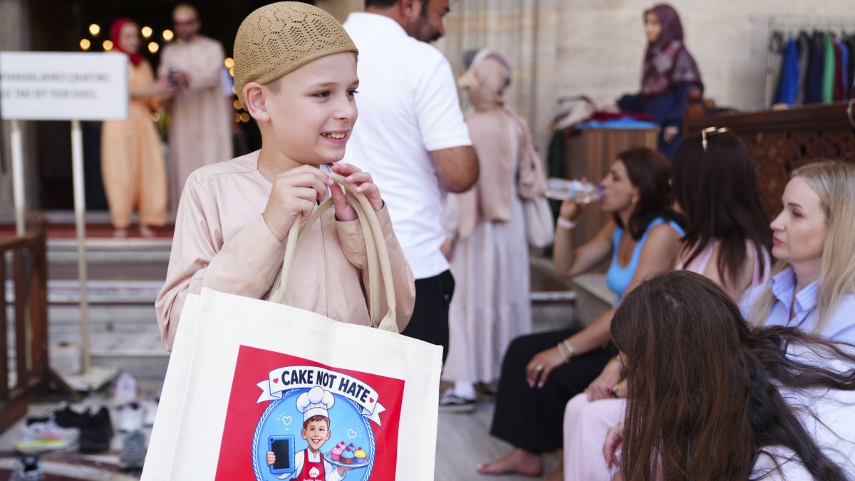 Joshua Harris distributes homemade cakes to worshippers at Süleymaniye Mosque, Istanbul, Türkiye, July 18, 2026. (AA Photo)
