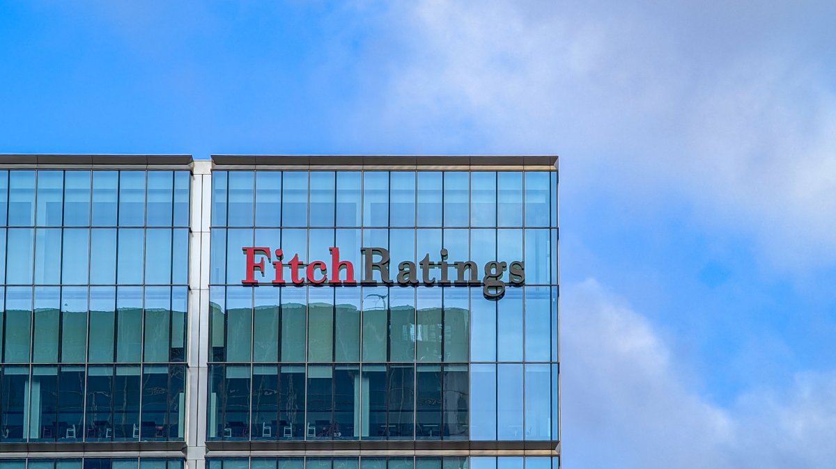 The logo of Fitch Ratings is on the rooftop of its U.K. headquarters in the Canary Wharf financial district, London, United Kingdom, Dec. 26, 2025. (Reuters Photo)