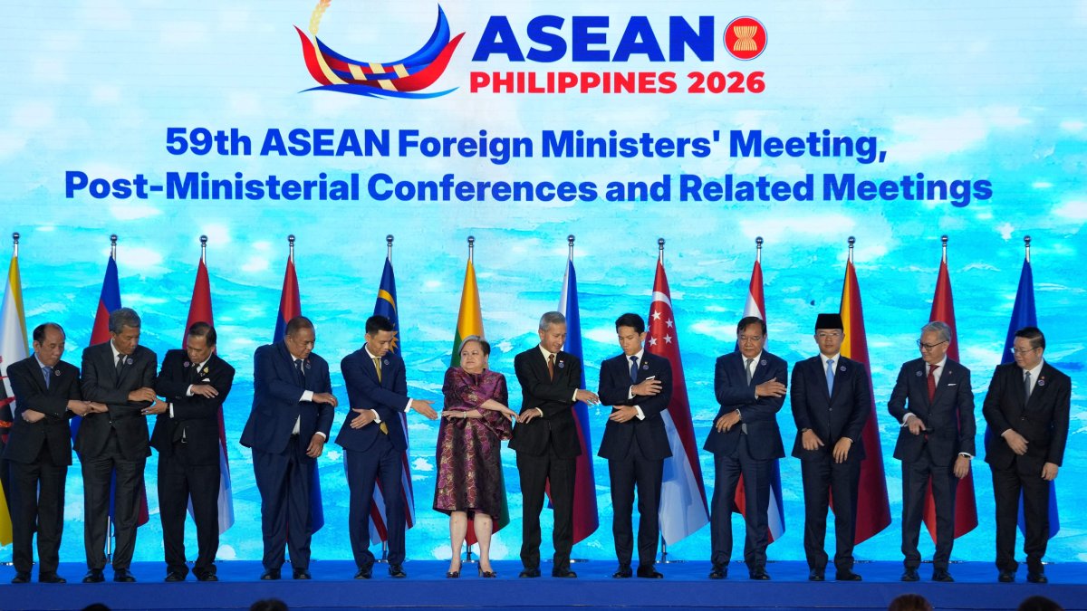 ASEAN foreign ministers join hands for a group photo, Manila, Philippines,  July 21, 2026. (AFP Photo)