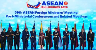 ASEAN foreign ministers join hands for a group photo, Manila, Philippines,  July 21, 2026. (AFP Photo)