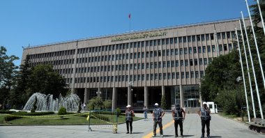 Turkish security officers stand outside a courthouse, Ankara, Türkiye, July 18, 2016. (AP Photo)