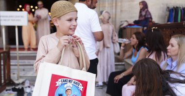 Joshua Harris distributes homemade cakes to worshippers at Süleymaniye Mosque, Istanbul, Türkiye, July 18, 2026. (AA Photo)