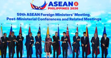 ASEAN foreign ministers join hands for a group photo, Manila, Philippines,  July 21, 2026. (AFP Photo)