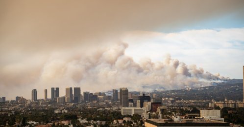 Dense smoke hovers over urban areas as a result of a wildfire in Pacific Palisades, Los Angeles, U.S., Jan. 8, 2025. (Shutterstock Photo)