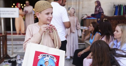 Joshua Harris distributes homemade cakes to worshippers at Süleymaniye Mosque, Istanbul, Türkiye, July 18, 2026. (AA Photo)