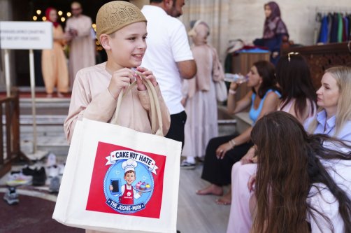 Joshua Harris distributes homemade cakes to worshippers at Süleymaniye Mosque, Istanbul, Türkiye, July 18, 2026. (AA Photo)