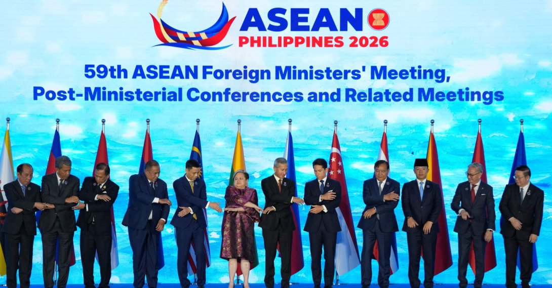 ASEAN foreign ministers join hands for a group photo, Manila, Philippines,  July 21, 2026. (AFP Photo)