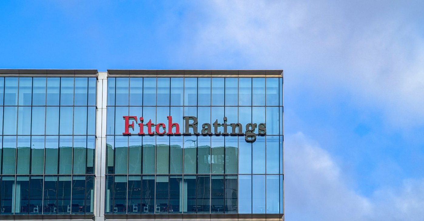 The logo of Fitch Ratings is on the rooftop of its U.K. headquarters in the Canary Wharf financial district, London, United Kingdom, Dec. 26, 2025. (Reuters Photo)