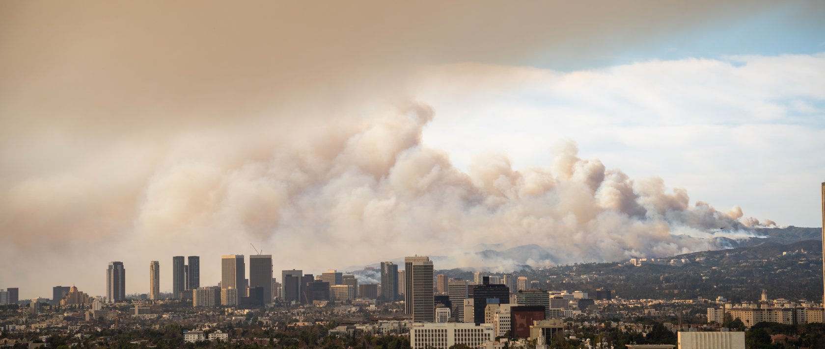 Dense smoke hovers over urban areas as a result of a wildfire in Pacific Palisades, Los Angeles, U.S., Jan. 8, 2025. (Shutterstock Photo)
