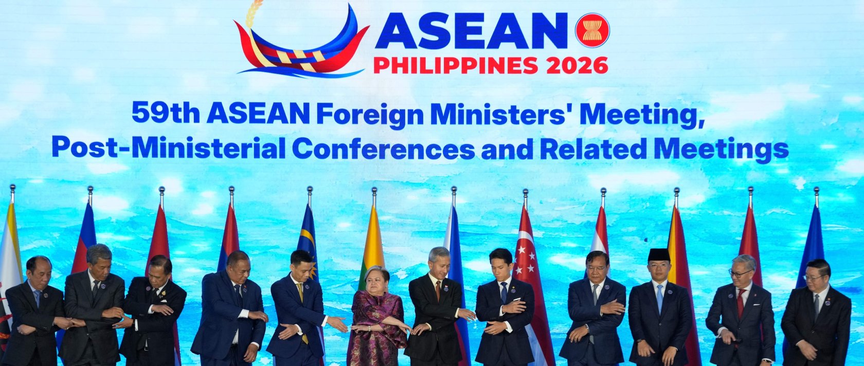 ASEAN foreign ministers join hands for a group photo, Manila, Philippines,  July 21, 2026. (AFP Photo)