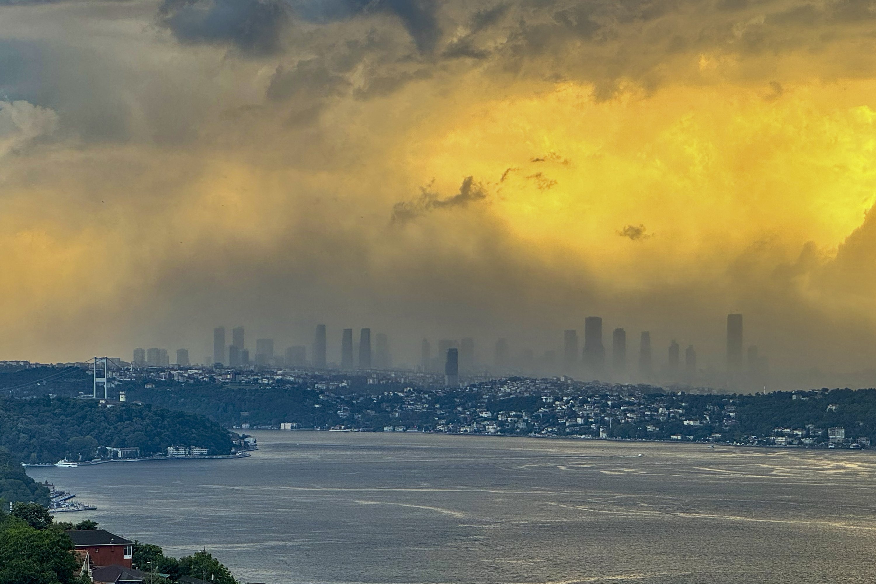 Powerful storm engulfs Istanbul, reducing visibility