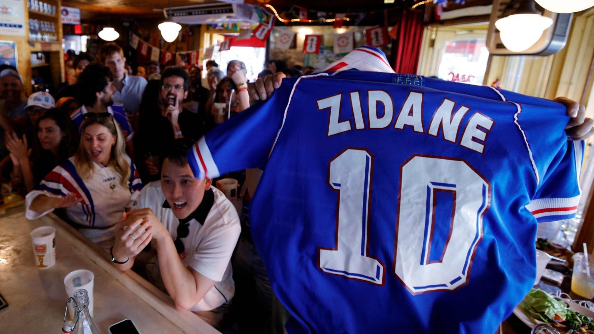 A person holds up a Zidane jersey as France fans watch the 2026 World Cup match between France and Sweden, Brooklyn, New York City, U.S., June 30, 2026. (AFP Photo)