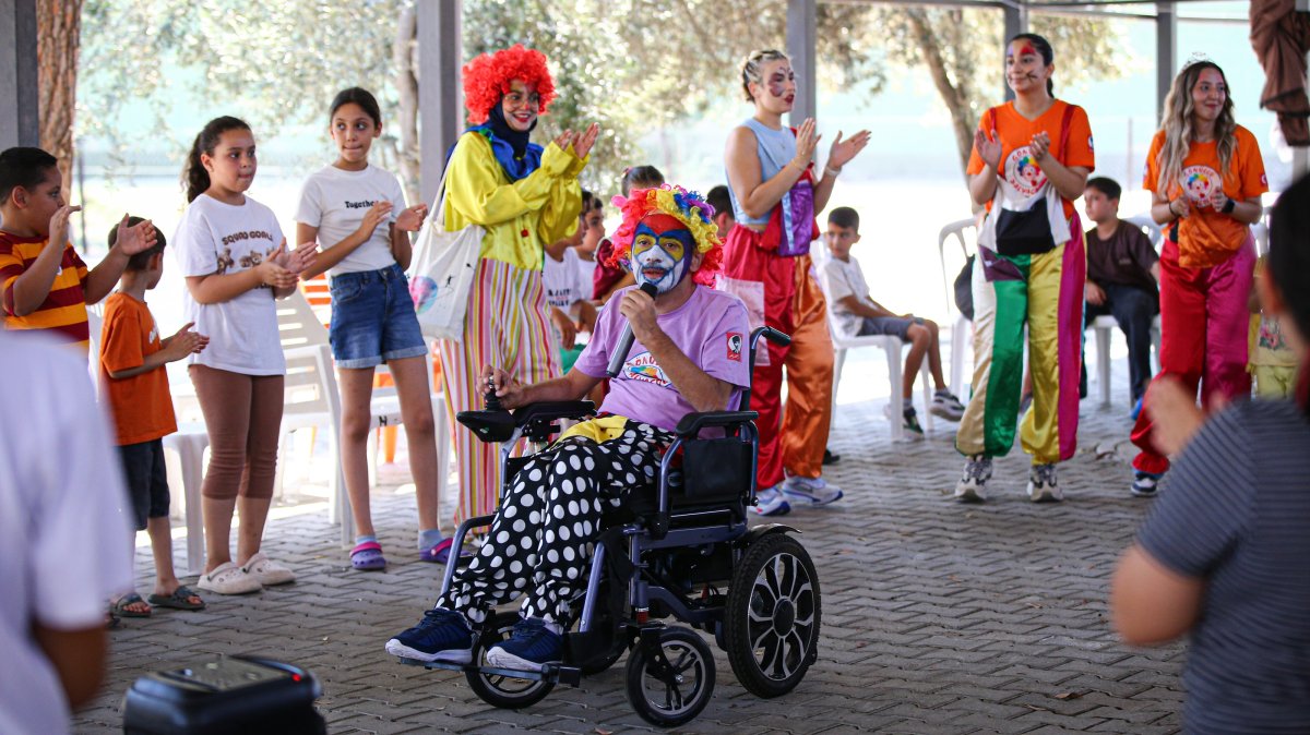 Fırat Arsunar, founder of the Volunteer Clowns Group, entertains children during a community outreach event in Adana, southern Türkiye, July 22, 2026. (AA Photo)