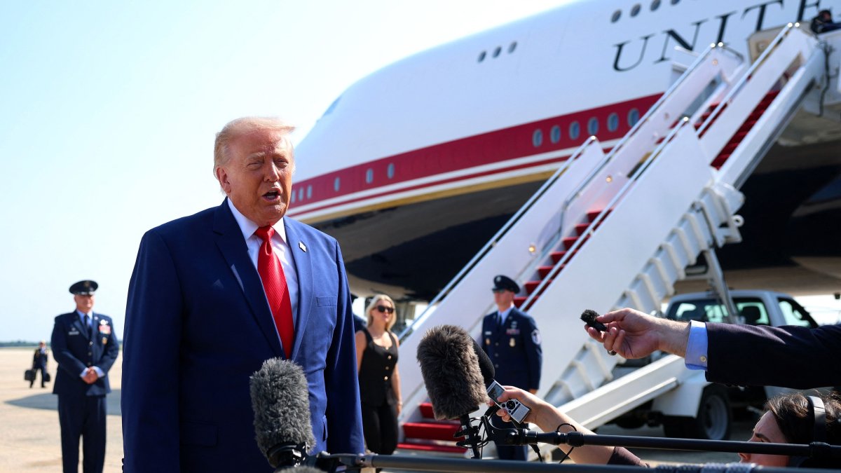 U.S. President Donald Trump stops to speak to reporters before boarding Air Force One en route to Dover Air Force Base, Maryland, July 22, 2026. (AFP Photo)