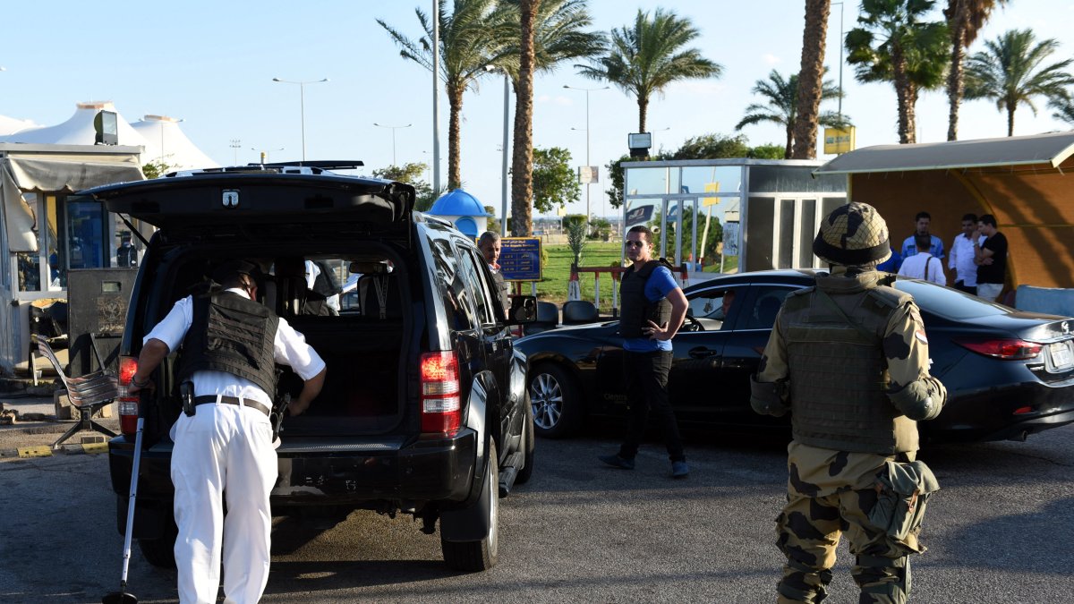 An Egyptian policeman inspects a tourist bus, as a soldier from the Egyptian army special forces stands guard, at a checkpoint outside Sharm el-Sheikh airport, Nov. 11, 2015. (AFP File Photo)