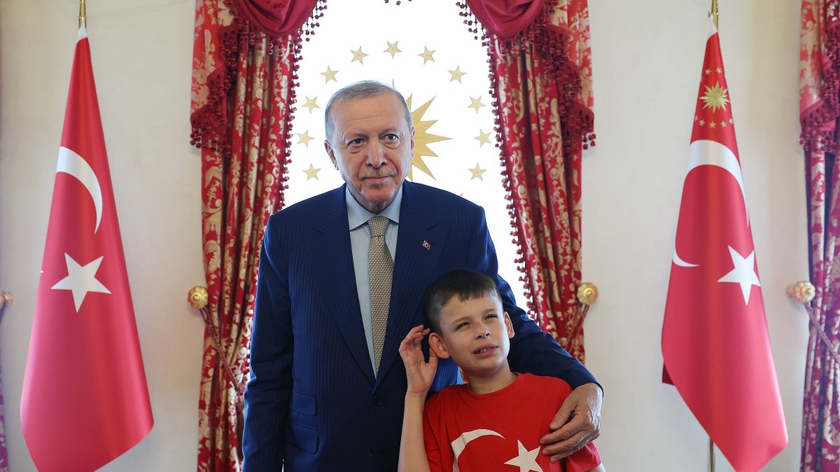 Erdoğan meets UK boy behind 'Cake Not Hate' campaign