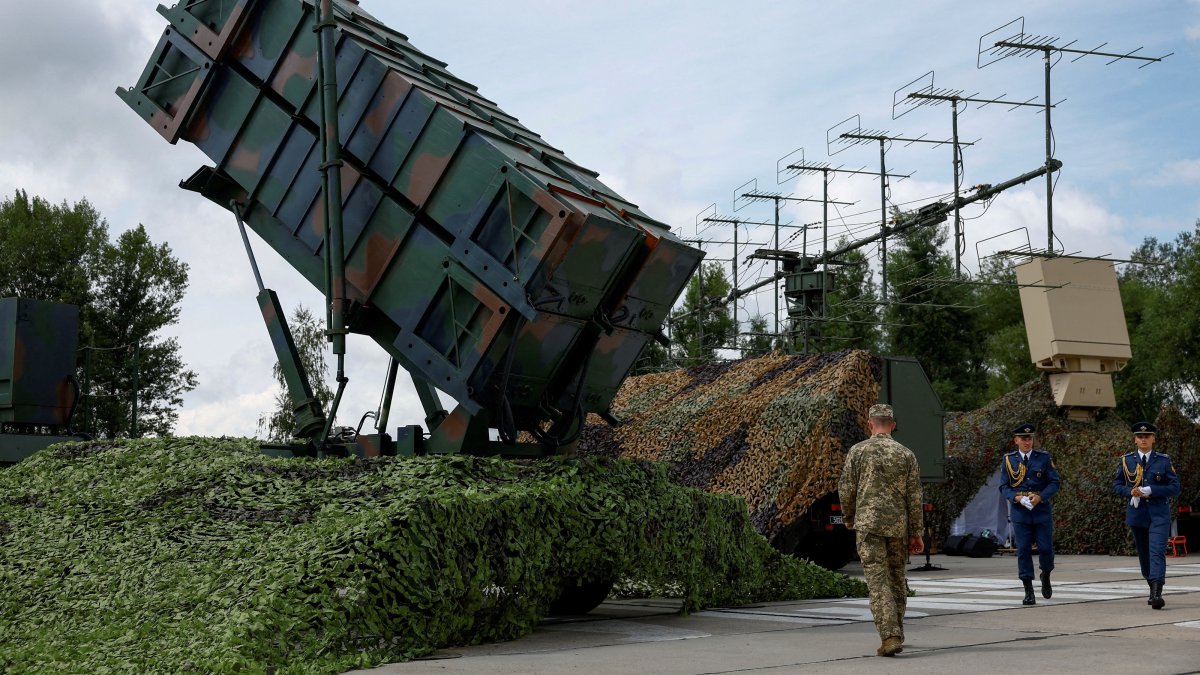 Ukrainian service members walk next to a launcher of a Patriot air defense system, amid Russia's attack on Ukraine, in an undisclosed location, Ukraine, Aug. 4, 2024. (Reuters File Photo)