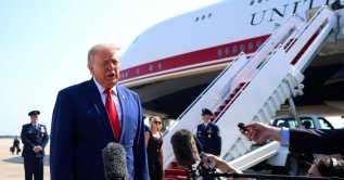 U.S. President Donald Trump stops to speak to reporters before boarding Air Force One en route to Dover Air Force Base, Maryland, July 22, 2026. (AFP Photo)