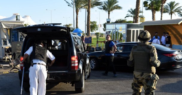 An Egyptian policeman inspects a tourist bus, as a soldier from the Egyptian army special forces stands guard, at a checkpoint outside Sharm el-Sheikh airport, Nov. 11, 2015. (AFP File Photo)
