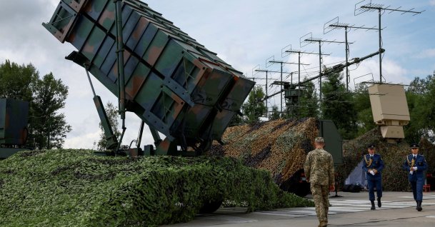 Ukrainian service members walk next to a launcher of a Patriot air defense system, amid Russia's attack on Ukraine, in an undisclosed location, Ukraine, Aug. 4, 2024. (Reuters File Photo)
