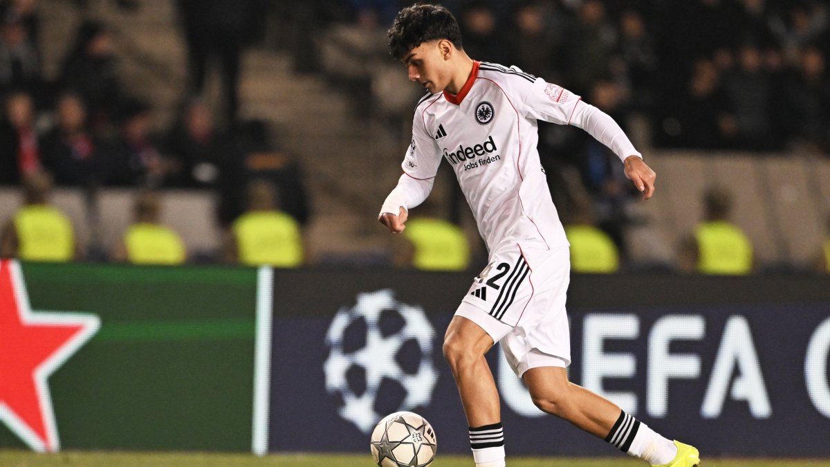 Frankfurt's Can Uzun controls the ball during the Champions League opening-phase match against Qarabağ, Baku, Azerbaijan, Jan. 21, 2026. (AP Photo)