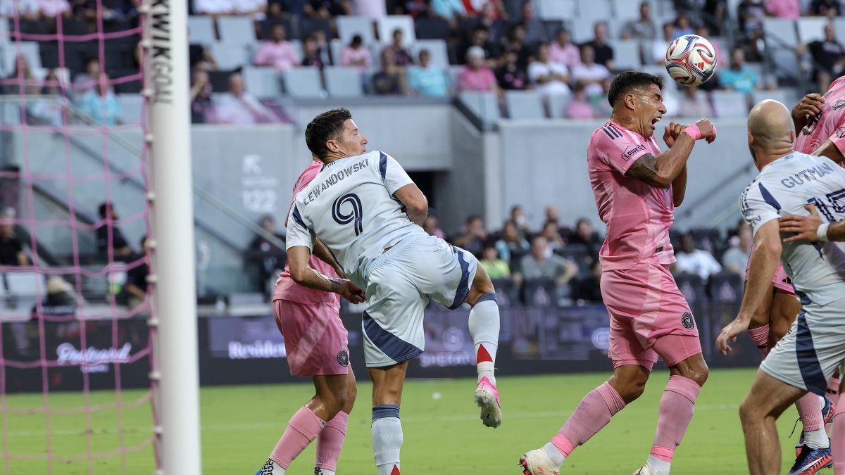 Chicago Fire's Robert Lewandowski (L) in action against Inter Miami CF's Luis Suarez (C) during the MLS game at Nu Stadium, Miami, U.S., July 22, 2026. (EPA Photo)