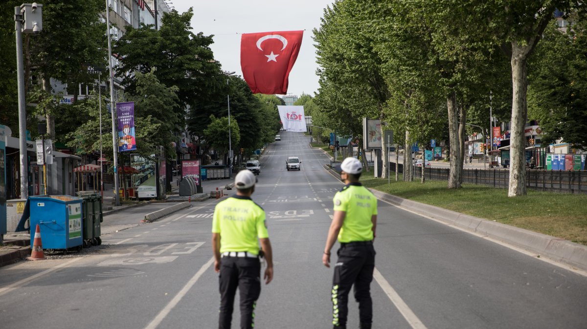 Police set up checkpoints, Istanbul, Türkiye, May 19, 2020.  (Getty Images Photo)