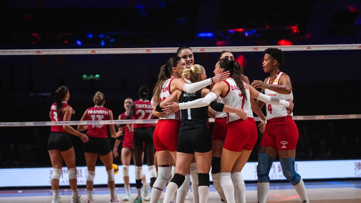 Türkiye's women's volleyball team players celebrate during the 2026 FIVB Volleyball Nations League (VNL) quarterfinals match against Canada at the East Asian Games Dome, Macau, China, July 23, 2026. (AA Photo)