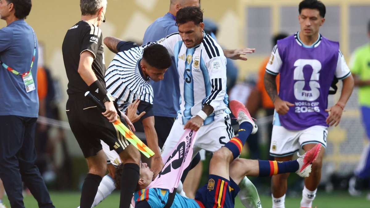 Argentina's Leandro Paredes (C) clashes with Spain's Gavi during the 2026 World Cup football tournament final match between Spain and Argentina at the New York/New Jersey Stadium, East Rutherford, U.S., July 19, 2026. (AFP Photo)