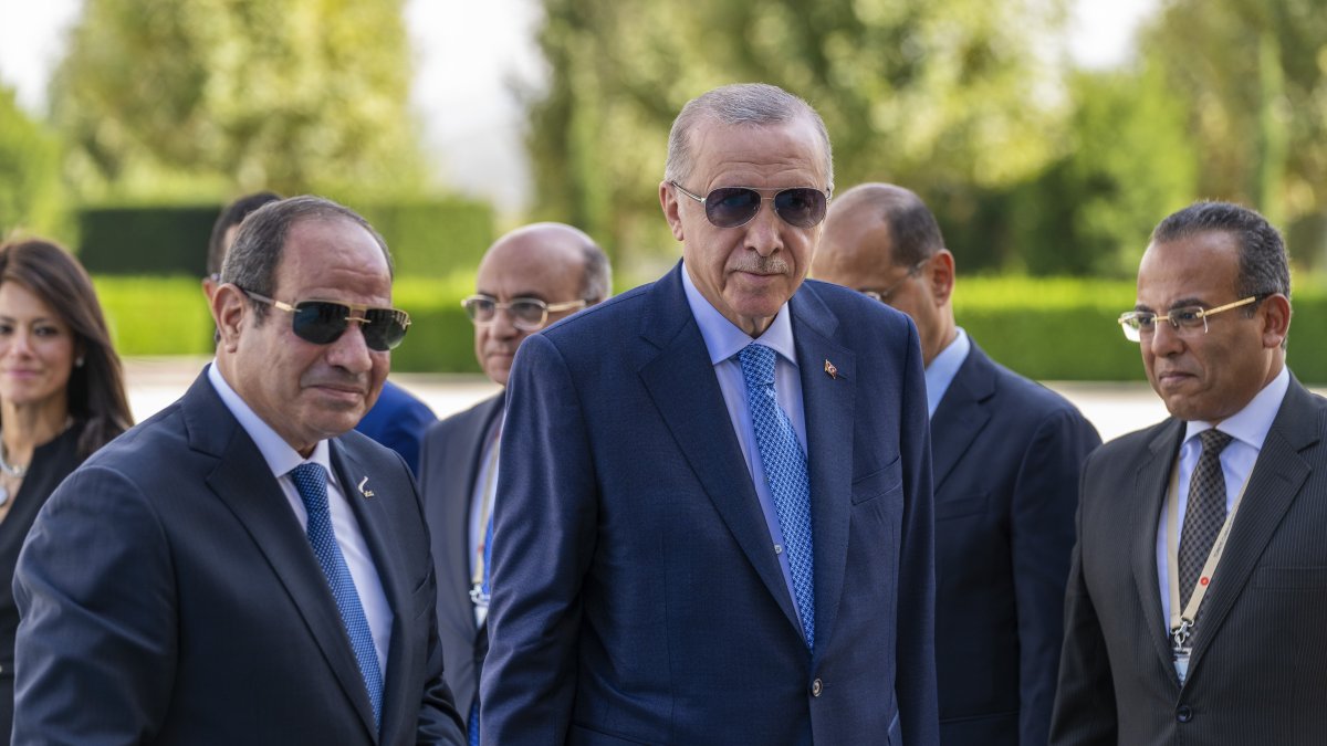 President Recep Tayyip Erdoğan and Egyptian President Abdel-Fattah el-Sissi walk during a welcome ceremony, Ankara, Türkiye, Sept. 4, 2024. (AP Photo)
