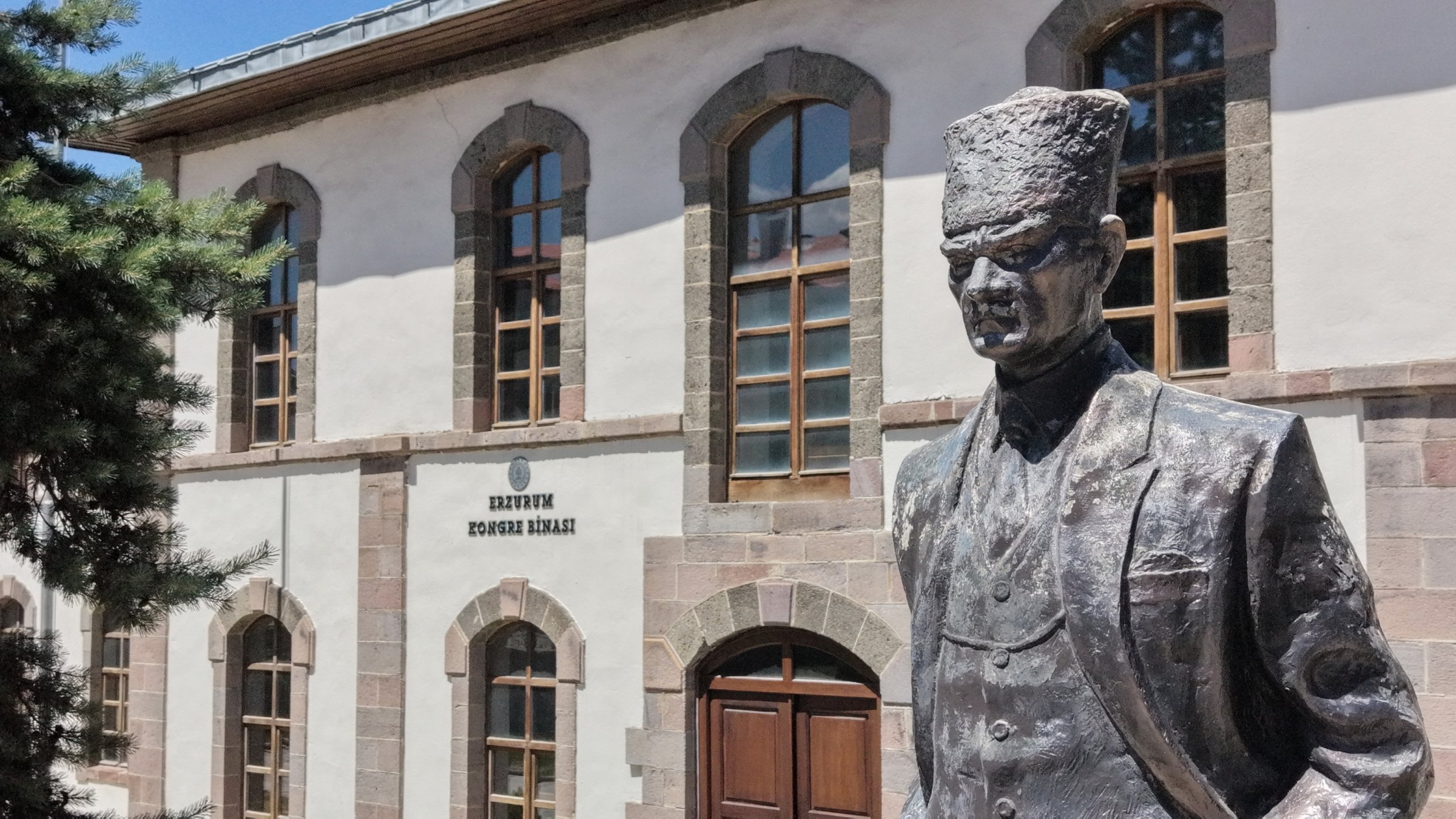 A statue of Atatürk in front of the building where the Erzurum Congress was held, Erzurum, eastern Türkiye, July 23, 2026. (AA Photo)