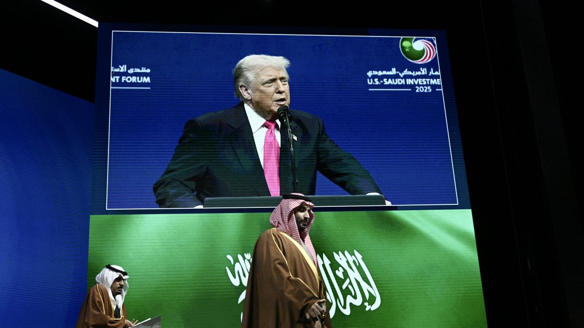 Crown Prince and Prime Minister of the Kingdom of Saudi Arabia Mohammed bin Salman (R) arrives as US President Donald Trump is seen on a screen delivering remarks at the US-Saudi Investment Forum at the John F. Kennedy Center for the Performing Arts in Washington, D.C., Nov. 19, 2025. (AFP File Photo)